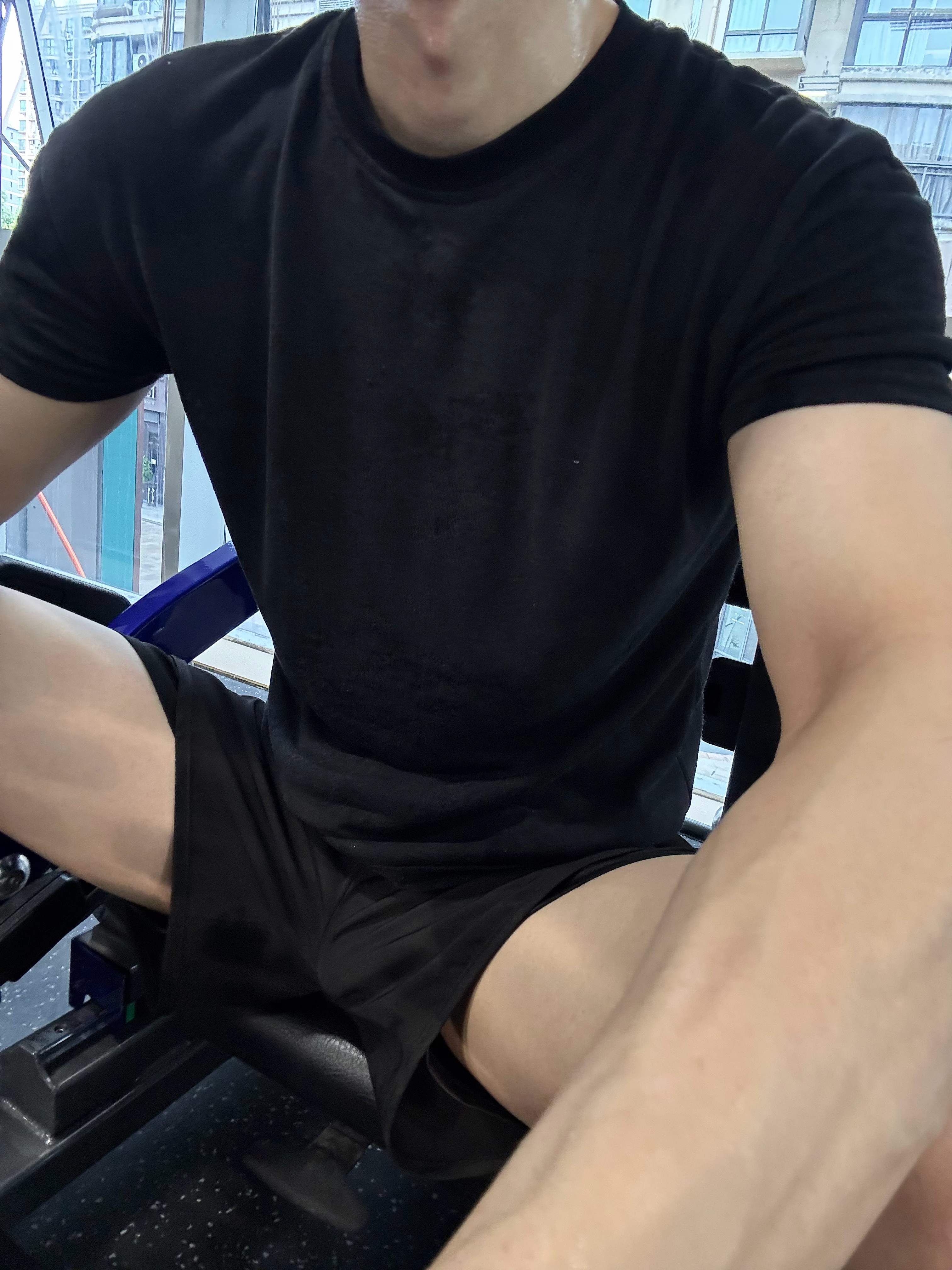 今天真的超大胆 练腿日戴了🔒🥵 