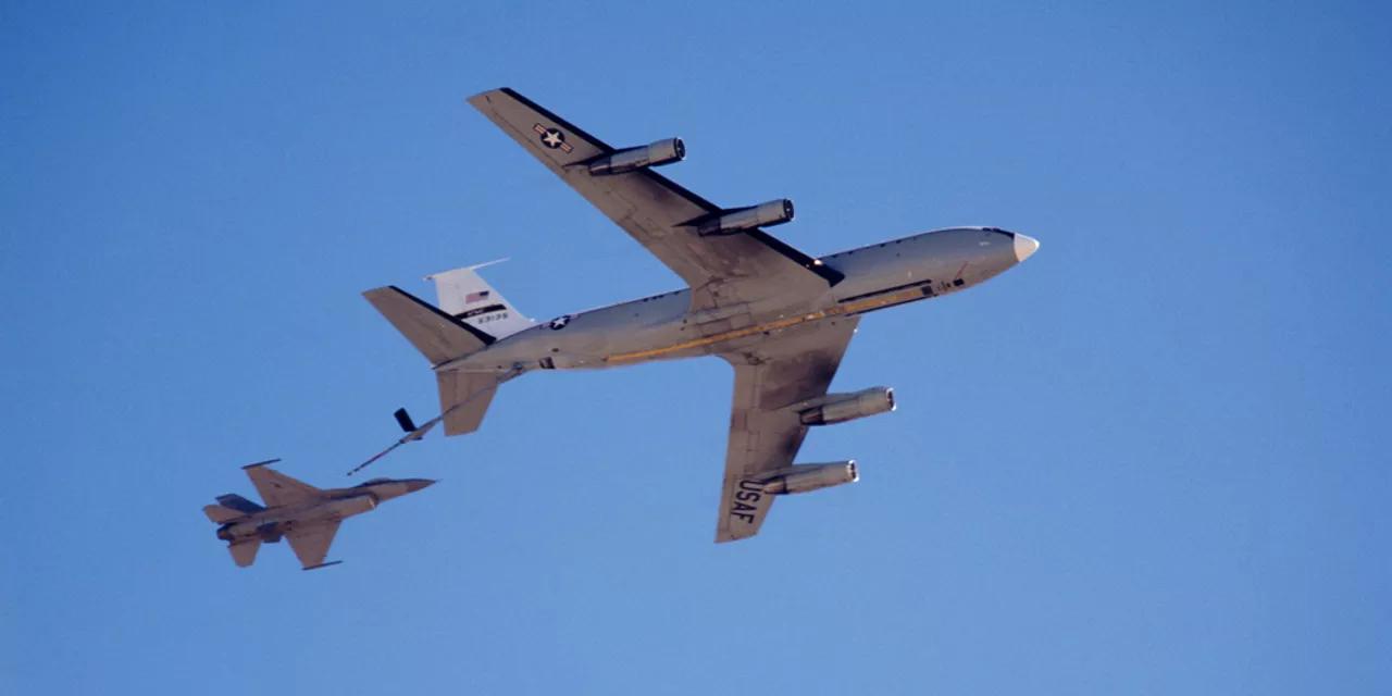 美国空军加油机没有配备降落伞，坠毁飞机机组人员没有机会逃生。
美国 KC-135