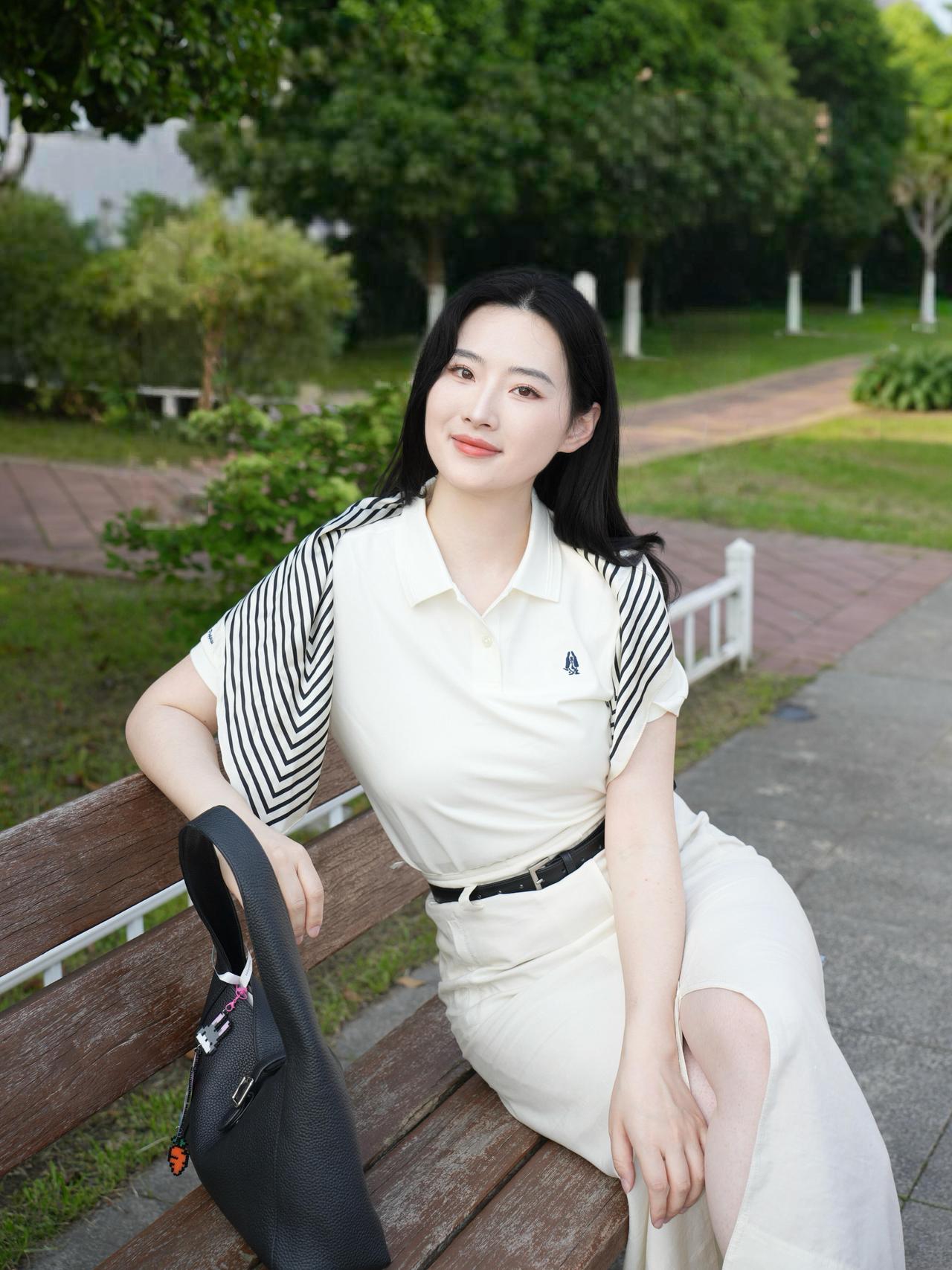 原来一件基础polo衫，便能承载女生多样的气质。

配半裙，是温婉柔和的书卷气干