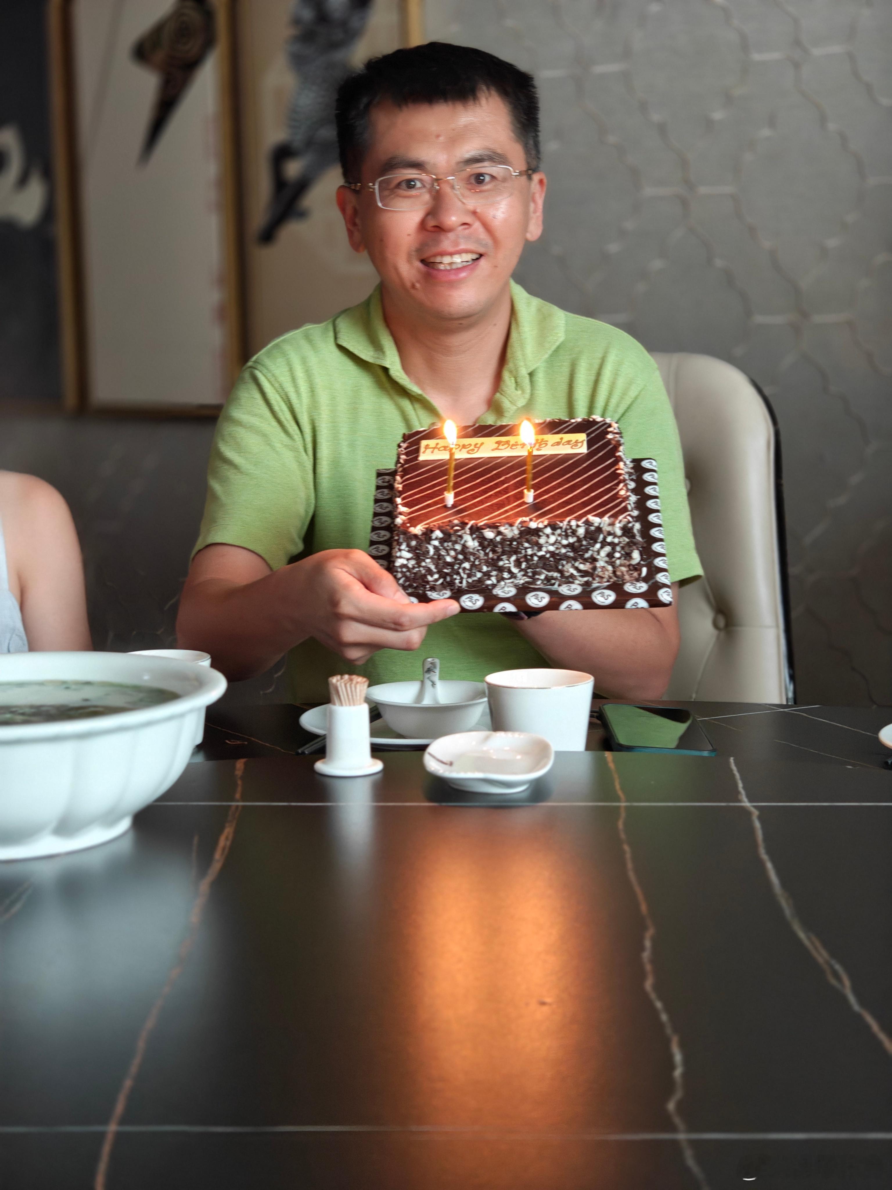在斯里兰卡的最后一天，提前吃到了生日蛋糕。和美好的斯里兰卡之旅说再见，跑步向着4
