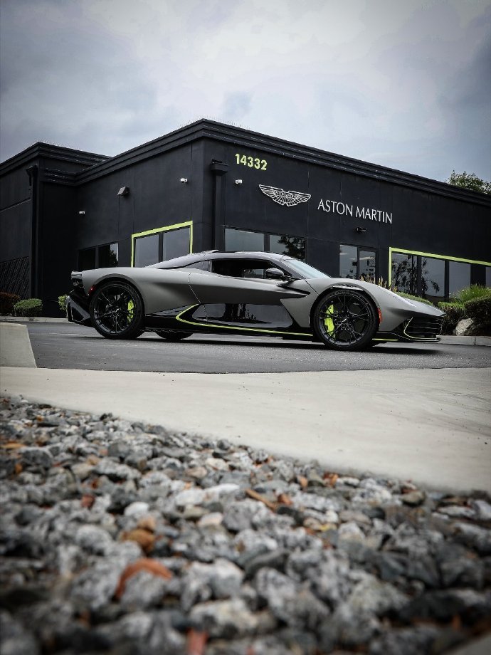 Aston Martin Valhalla，即阿斯顿・马丁，一款令人瞩目的汽车。