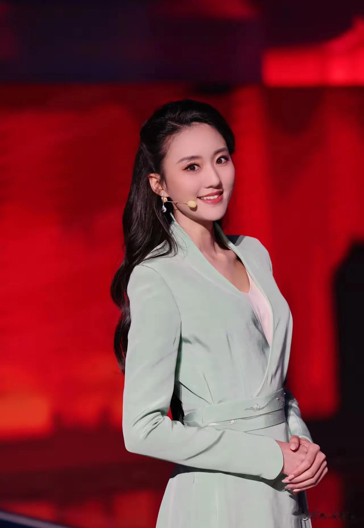 徐梦迪这婚结得也太亏了！上海音乐学院高材生，颜值身材双在线的演员，愣是被婆婆闫学