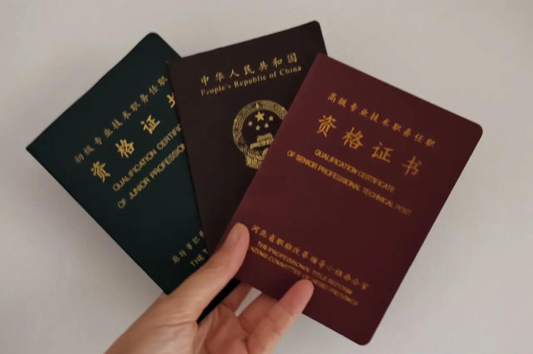 本人20会计从业经验，职称为高级会计师，有想学习会计的，本人可以在线上教学，做账