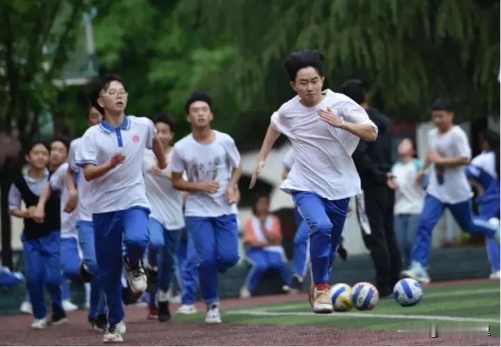 #宁夏银川一中学男孩跑操猝死？校方通报#
宁夏银川一中学男孩在跑操时突发猝死的消
