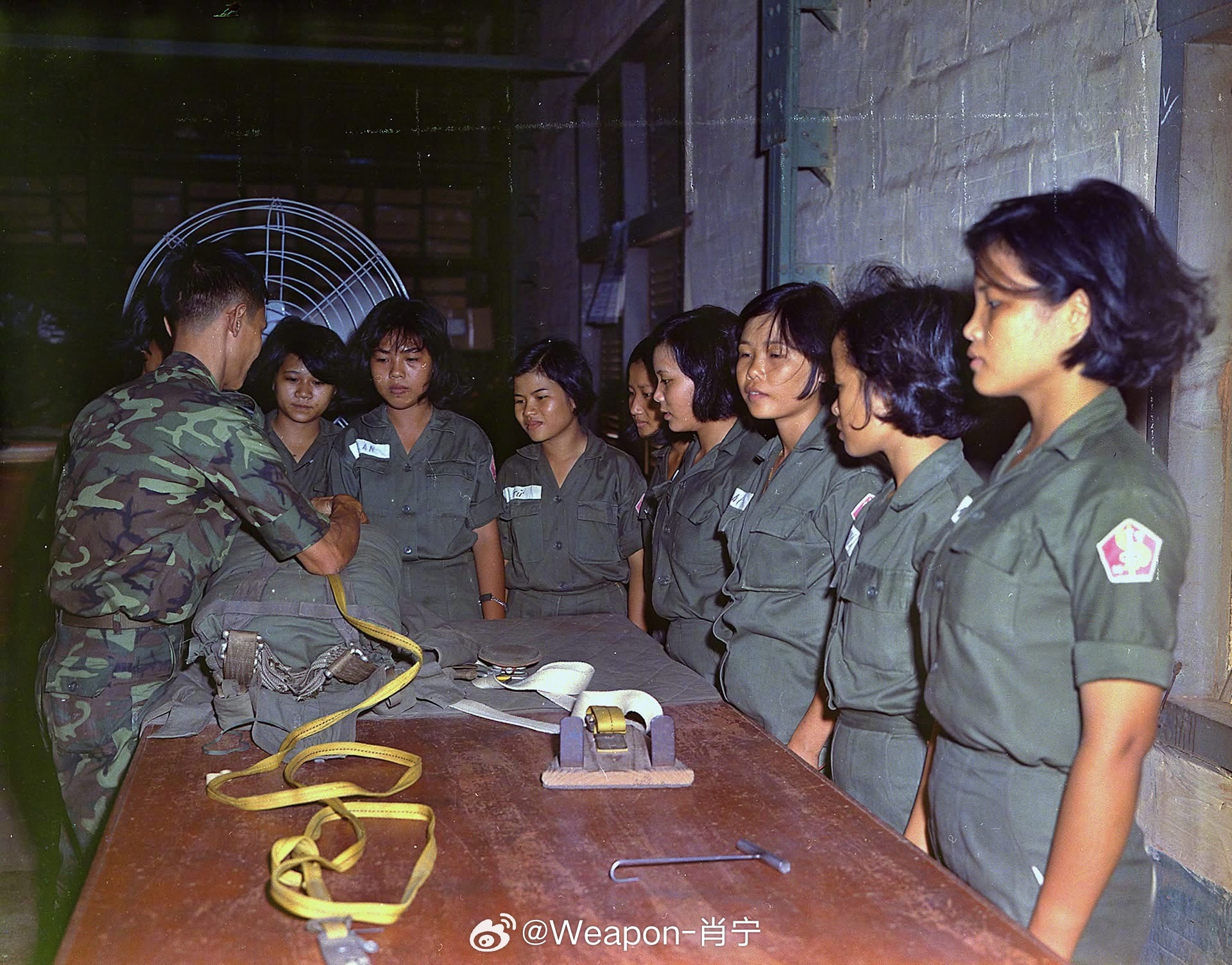 照片中的历史 1970年7月12日，南越西贡第90空中设备库 ，南越伞兵正在指导