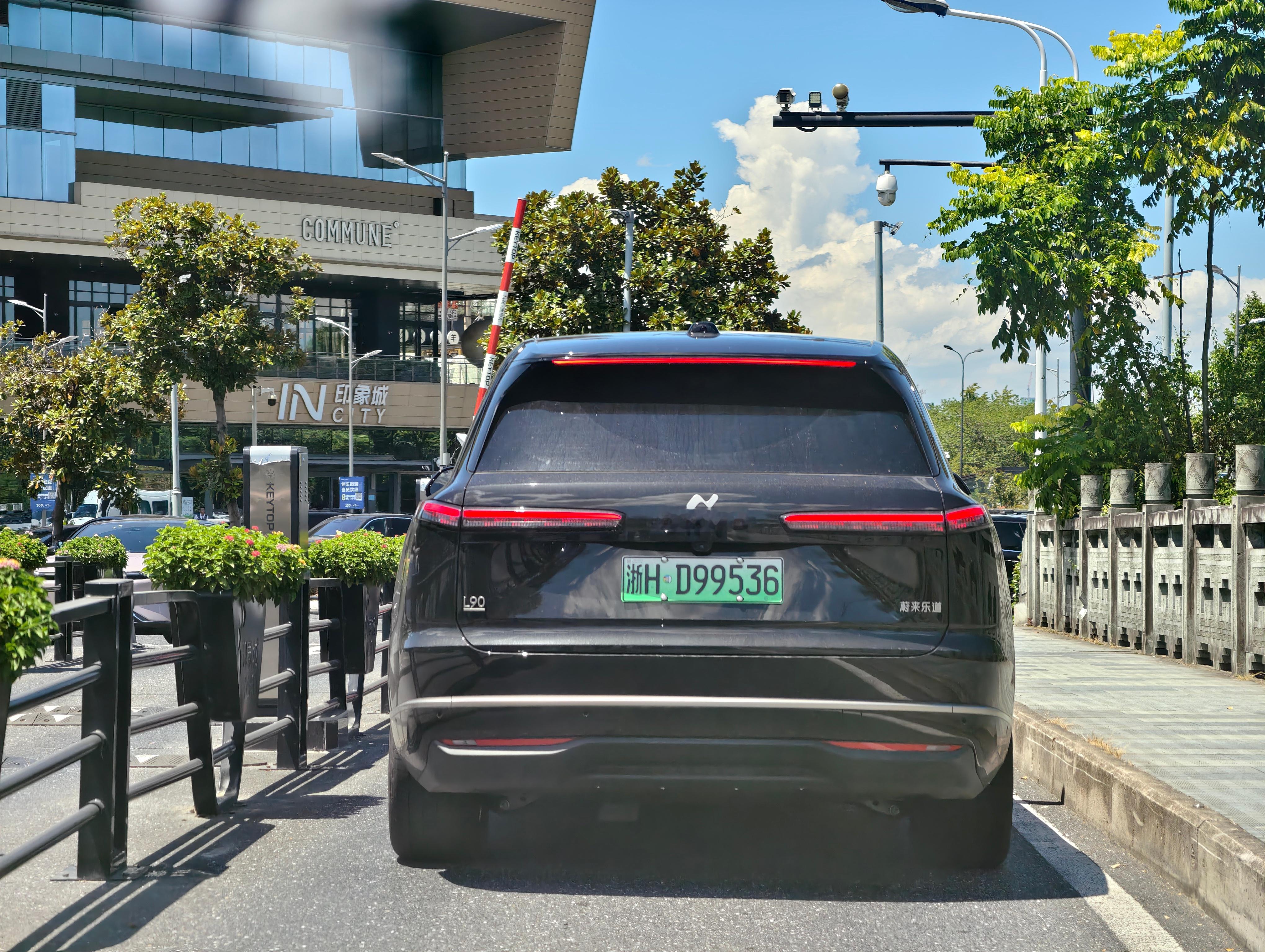 今天跟朋友跑西溪印象城吃饭前面跟了辆黑色乐道L90大家一致觉得车尾设计不错顺手随