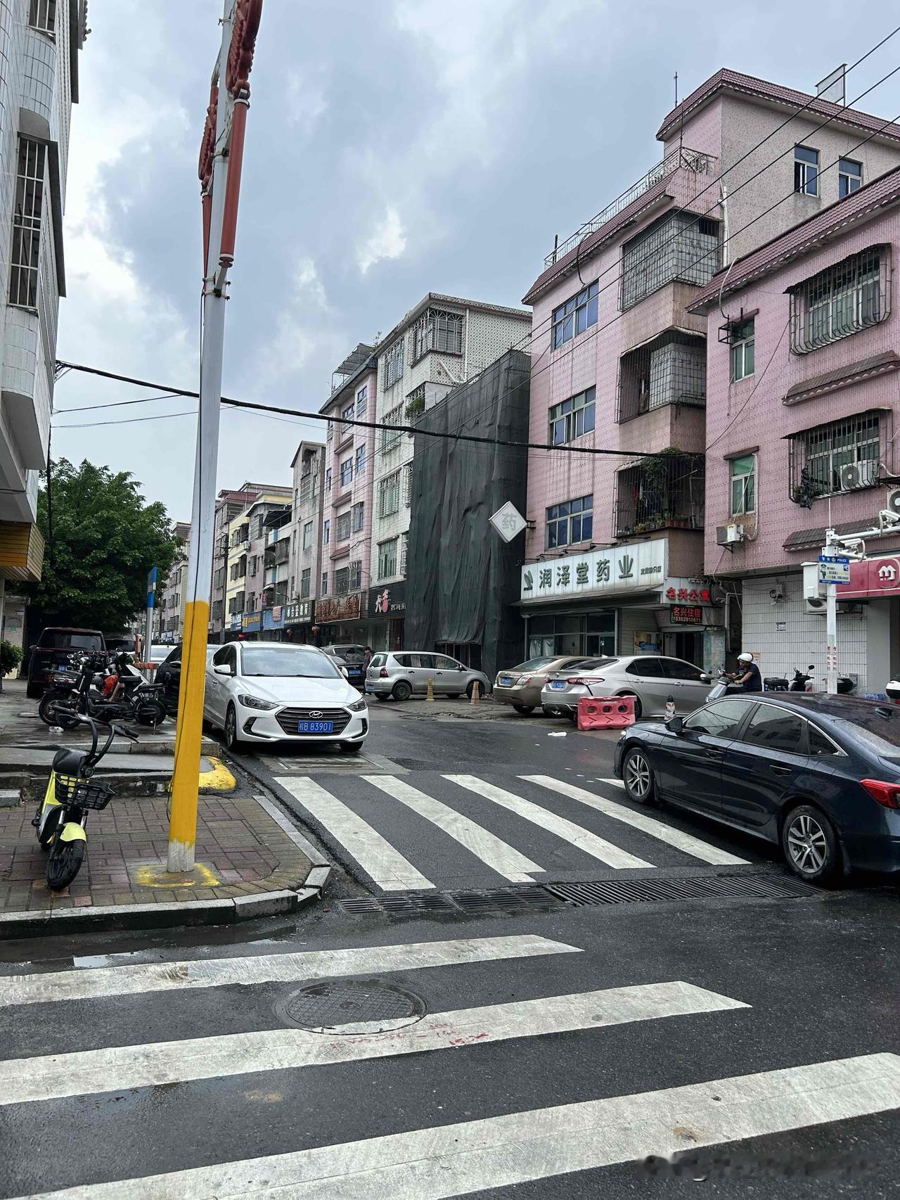 塘厦镇的房租应该是东莞市房租最高的一个镇了。一单间，租金都是七八百，比起虎门、长