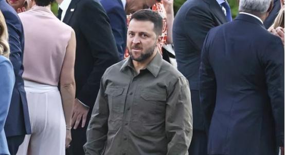 一片哗然！泽连斯基简直成了无期限总统。
 
当地时间1月14日，乌克兰最高拉达刚