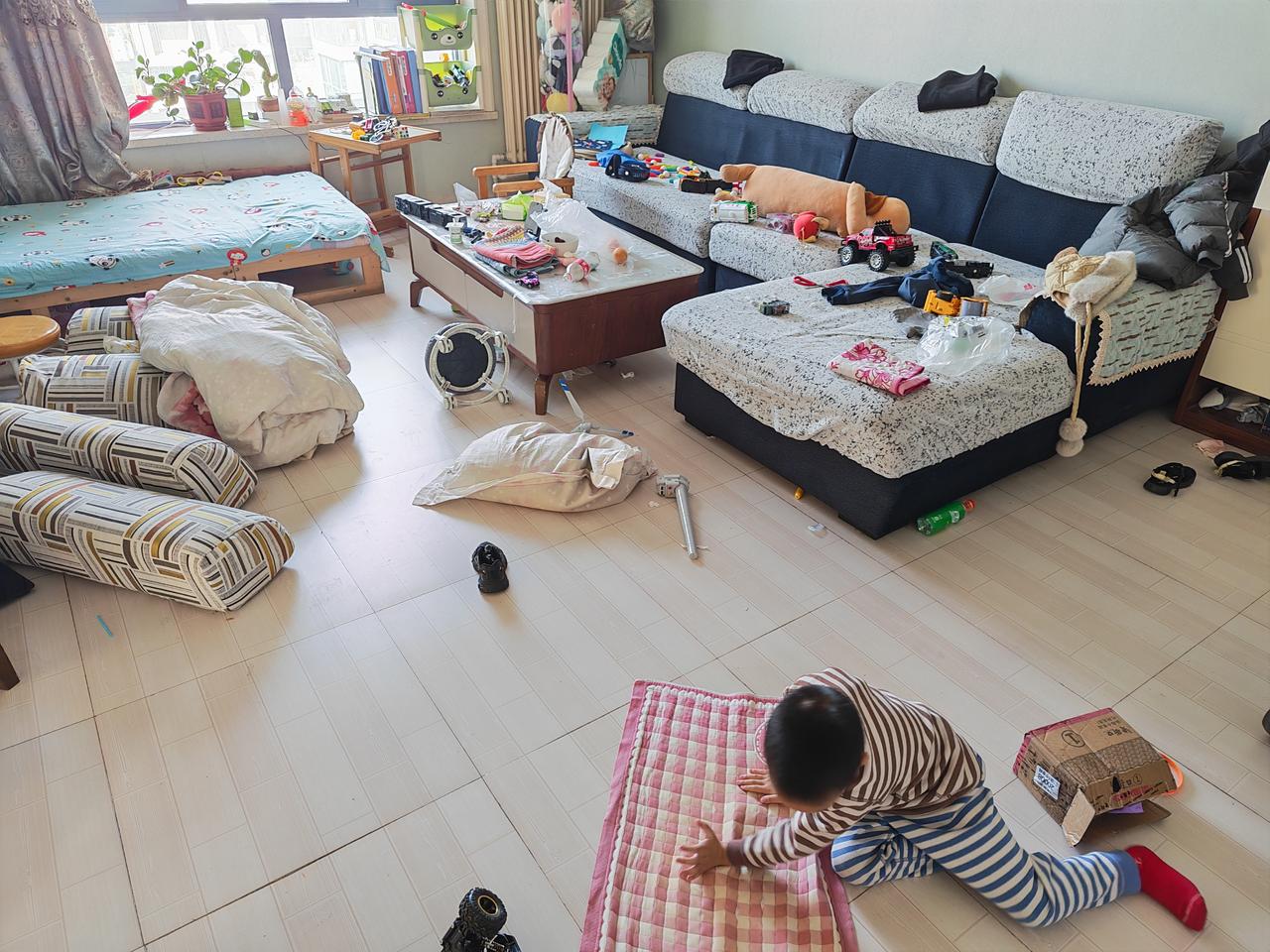 加里有个淘气堡太能折腾了，就做饭的一个时间，折腾下一地东西，感觉像土匪进村似的，