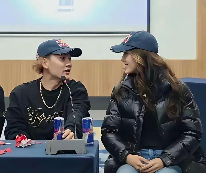 谷爱凌和苏翊鸣的友谊深厚，从小一起追梦、彼此见证成长，如今双双在赛场创造佳绩，真