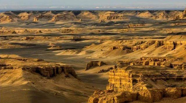 1934年，新疆一位猎人迷失方向，误入罗布泊深处。当他九死一生回到村庄时，逢人便