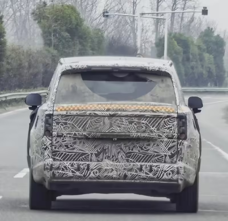 小米 YU9 （代号“昆仑”）轻伪装现身，依旧是经典的竖状尾灯+无边框水滴型后视