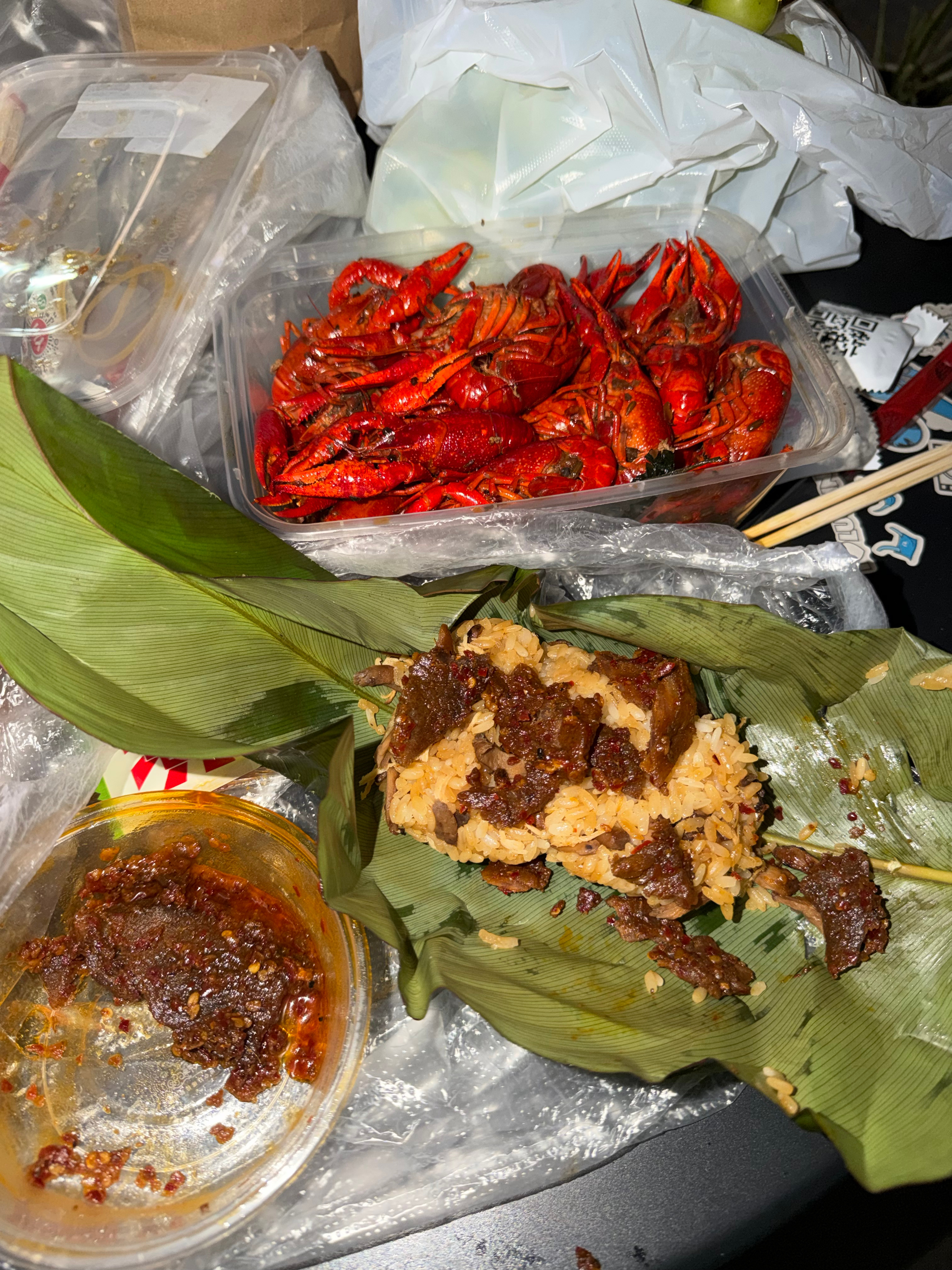 已严肃把悲愤化为食欲 