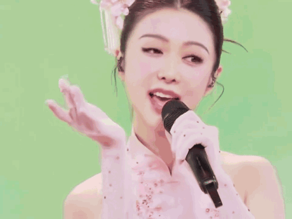 薛凯琪过年45了 谁懂啊！看春晚《立春》舞台，薛凯琪站在一众女神里依旧是一眼万年