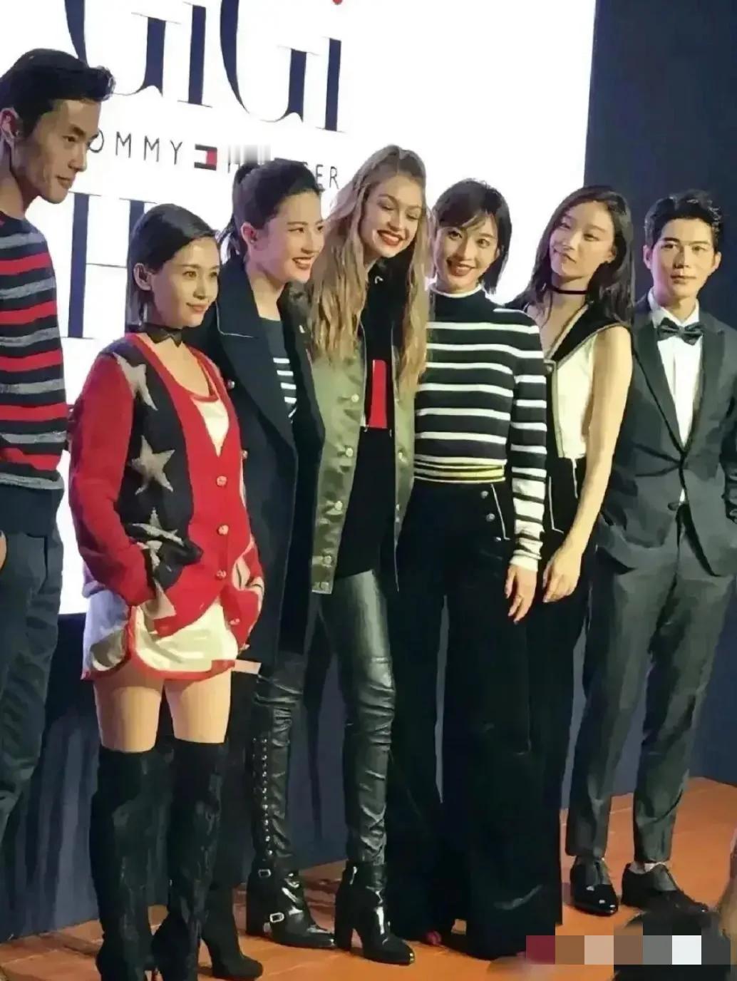 这一群人的合影，身高呈现波浪形了，王子文个子最矮，气场最强，笑容甜美可人，红色拼