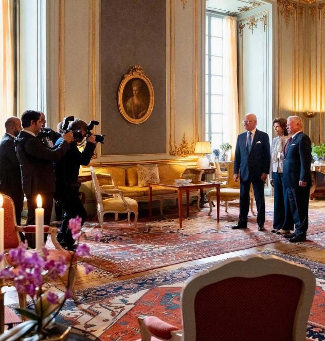 侯赛因王储和拉杰瓦王储妃开始法英进行国事访问，即将为大家贡献各种照片了。
卡尔十
