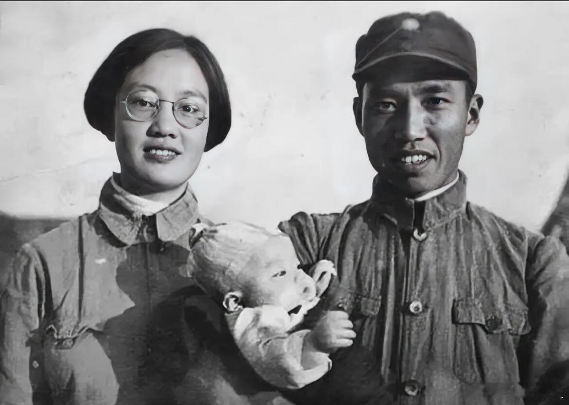 1940年，左权牺牲前与夫人刘志兰和女儿左太北留下的唯一一张家庭合影，当时左权时