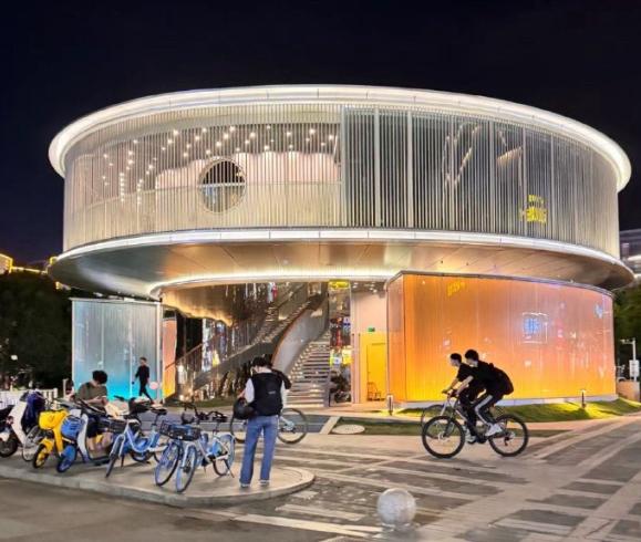 浙江台州椒江的公厕，据说当时预算七位数建成，从外面看根本看不出。
网友：公厕建成