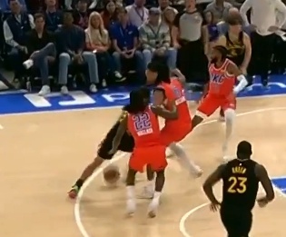 已经落后20分了库里只要持球 不是2个人就是3个人 太难了