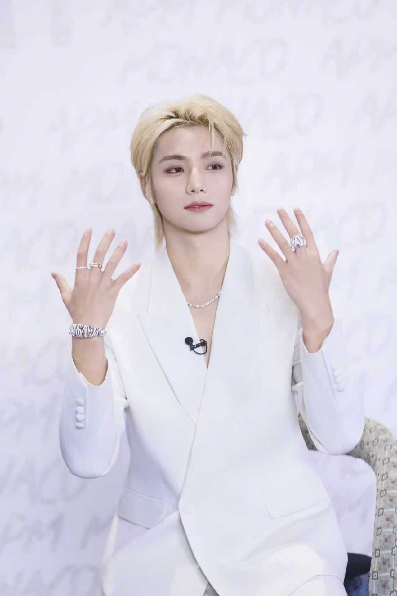 不允许还有人没看过这个金发李振宁，这个发色好适合他，这次的妆造值得夸一夸，经典白