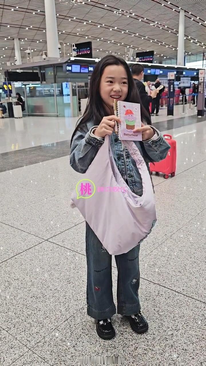 小酒窝想要周深的签名小酒窝准备了本子要签名 可爱，还准备了本子 ​​​