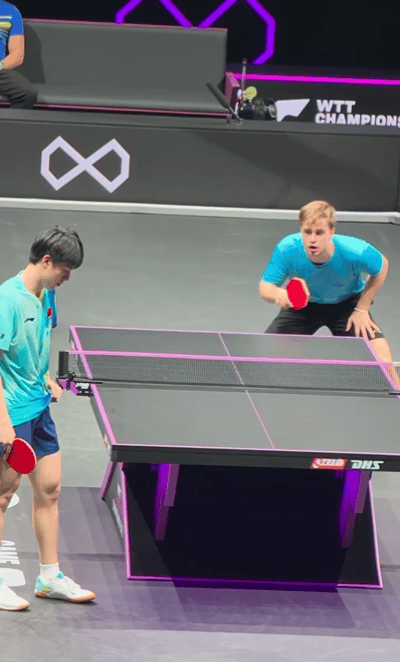 温瑞博把莫雷加德打崩溃，气的用脚踢球。

重庆冠军赛，温瑞博3-1莫雷加德，成功