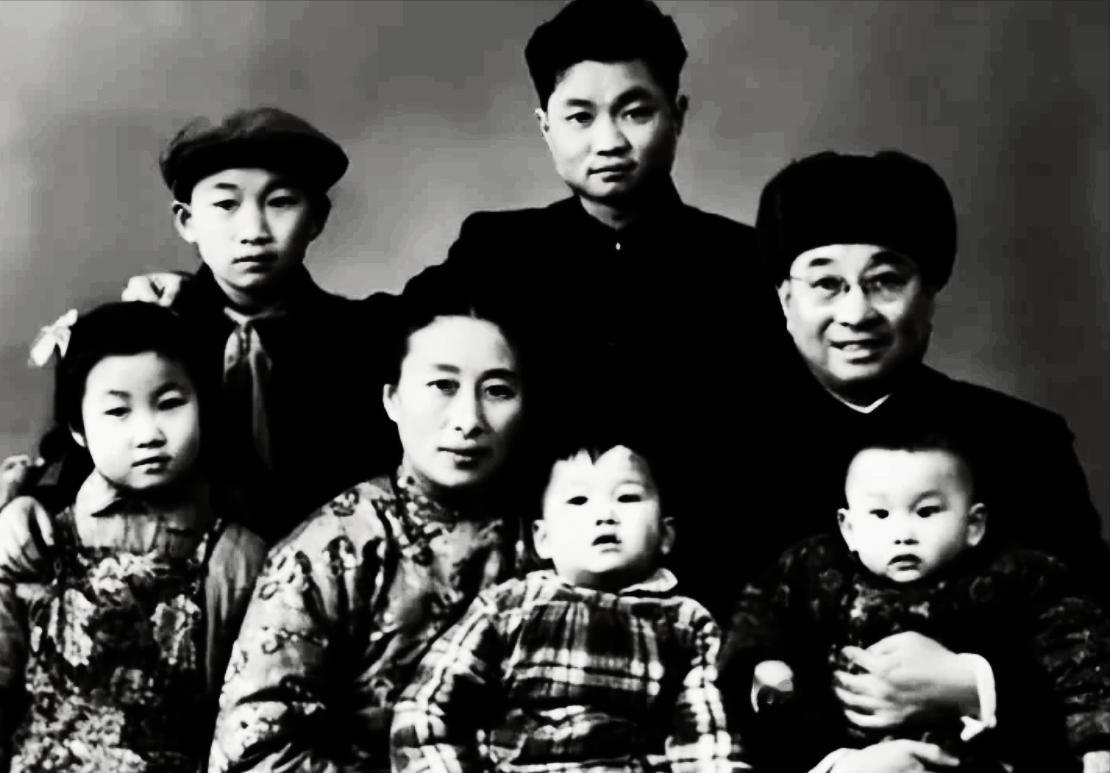 1950年，陈赓唯一的女儿陈知进出生，陈赓视若珍宝。
但即便捧在手心里，也没能万