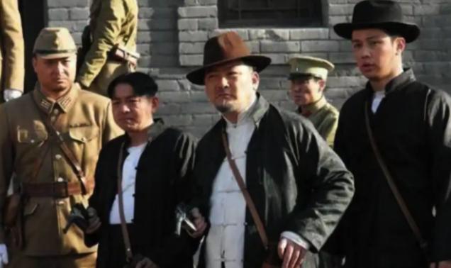 1942年，数十名伪军押送八路军交通员，距离日军据点100米时，一名伪军忽然对交