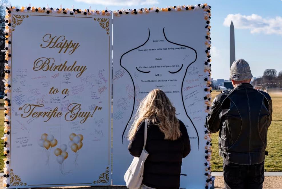 特朗普写给爱泼斯坦的生日贺卡被公开展览

1月20日，一张巨大的贺卡矗立在美国华