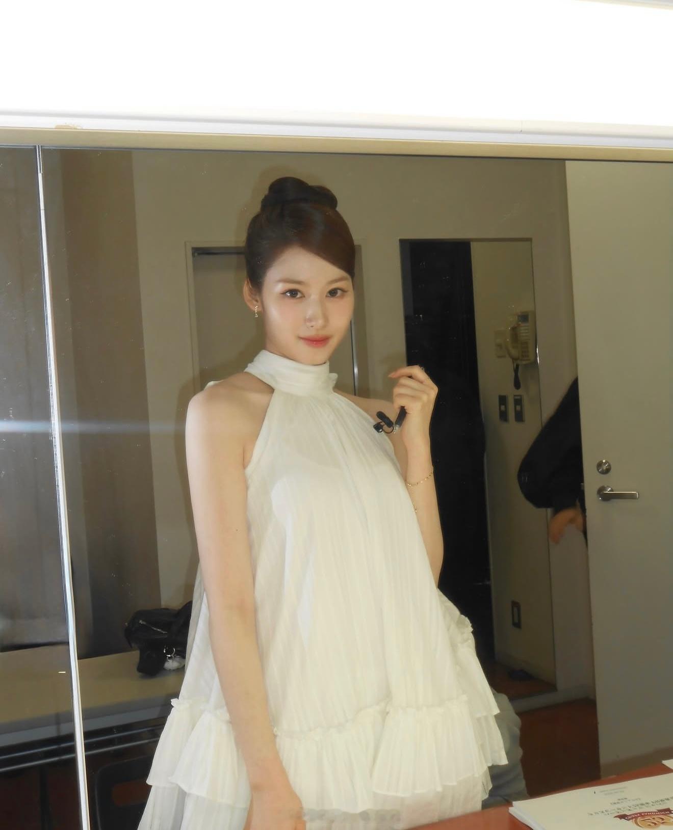sana sana 一身白裙又被美到了 
