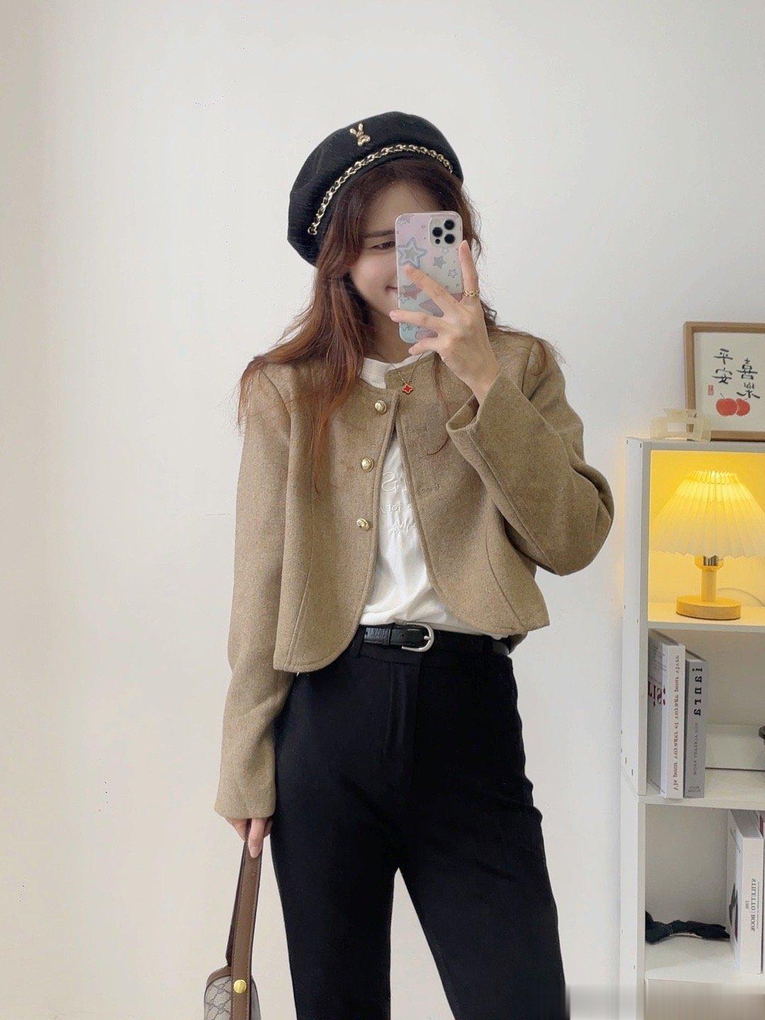 10/16   早10：00上新新品优惠➕🈵减咖色短款毛呢外套，很适合小个子哦