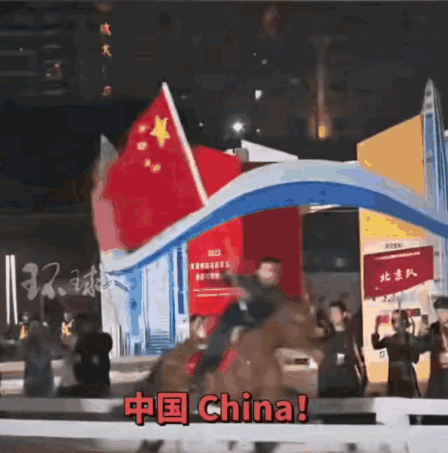 太帅了吧！
于适高举国旗策马进场的瞬间，直接把家国情怀拉满！这才是中华好儿郎的硬