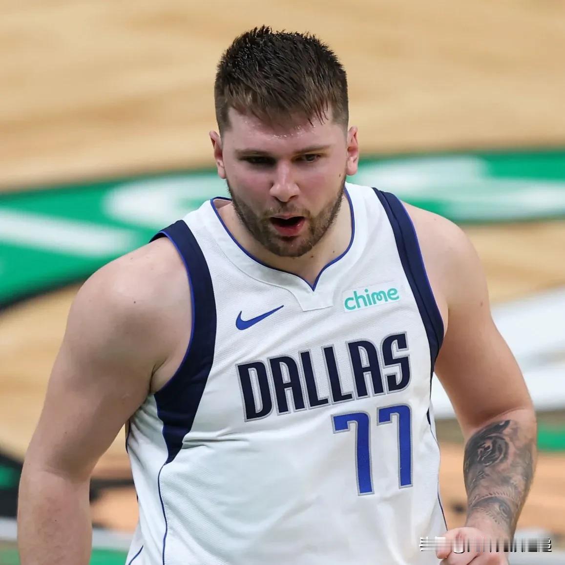 卢卡·东契奇在总决赛第二场比赛中：

• 32 分
• 11个篮板
• 11次助