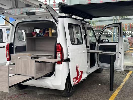 买不起房的打工人，精装“剁椒鱼头”国庆小长假，剁椒鱼头的想象力被无限放大。
 