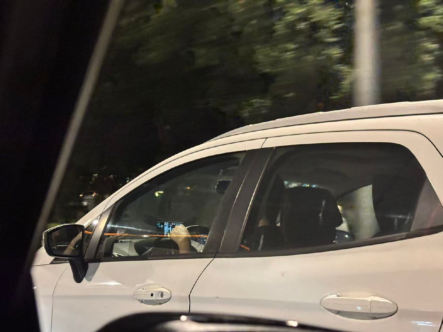 咱就说，什么综艺这么吸引人，非得一边开车一边看？ 