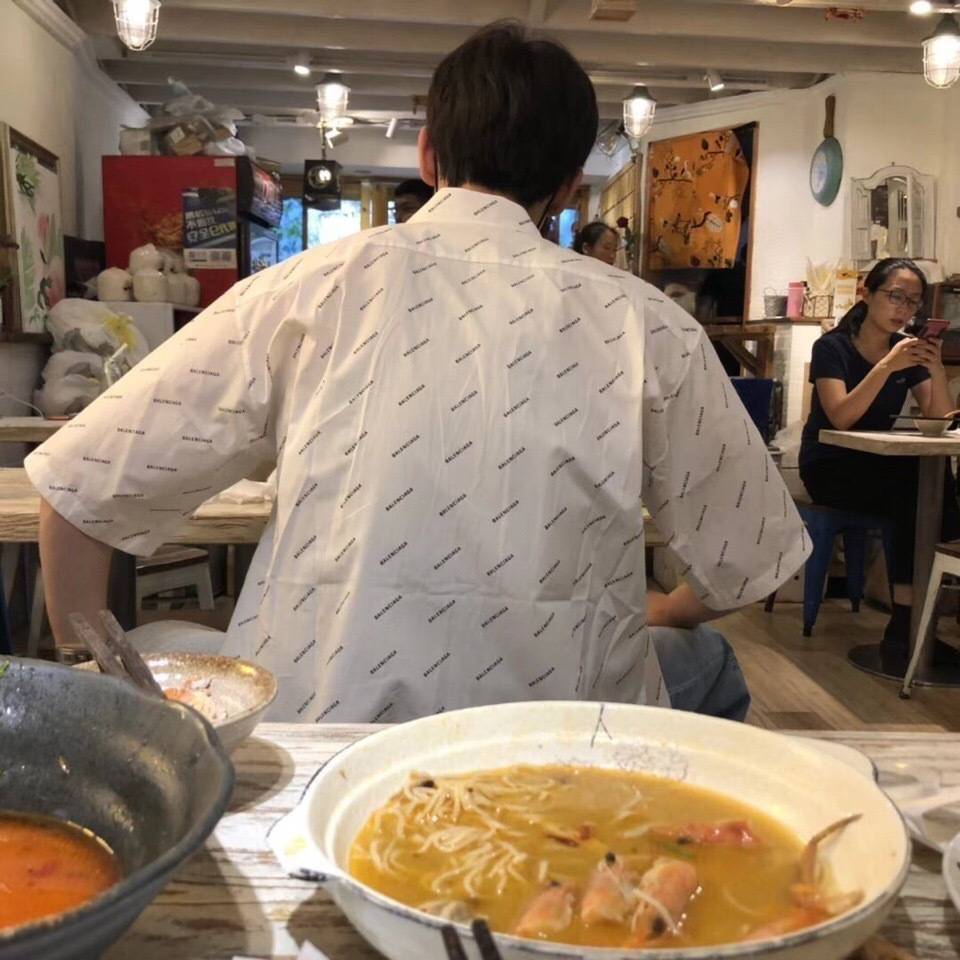 哥  挺念旧啊 这衣服还在穿呢 