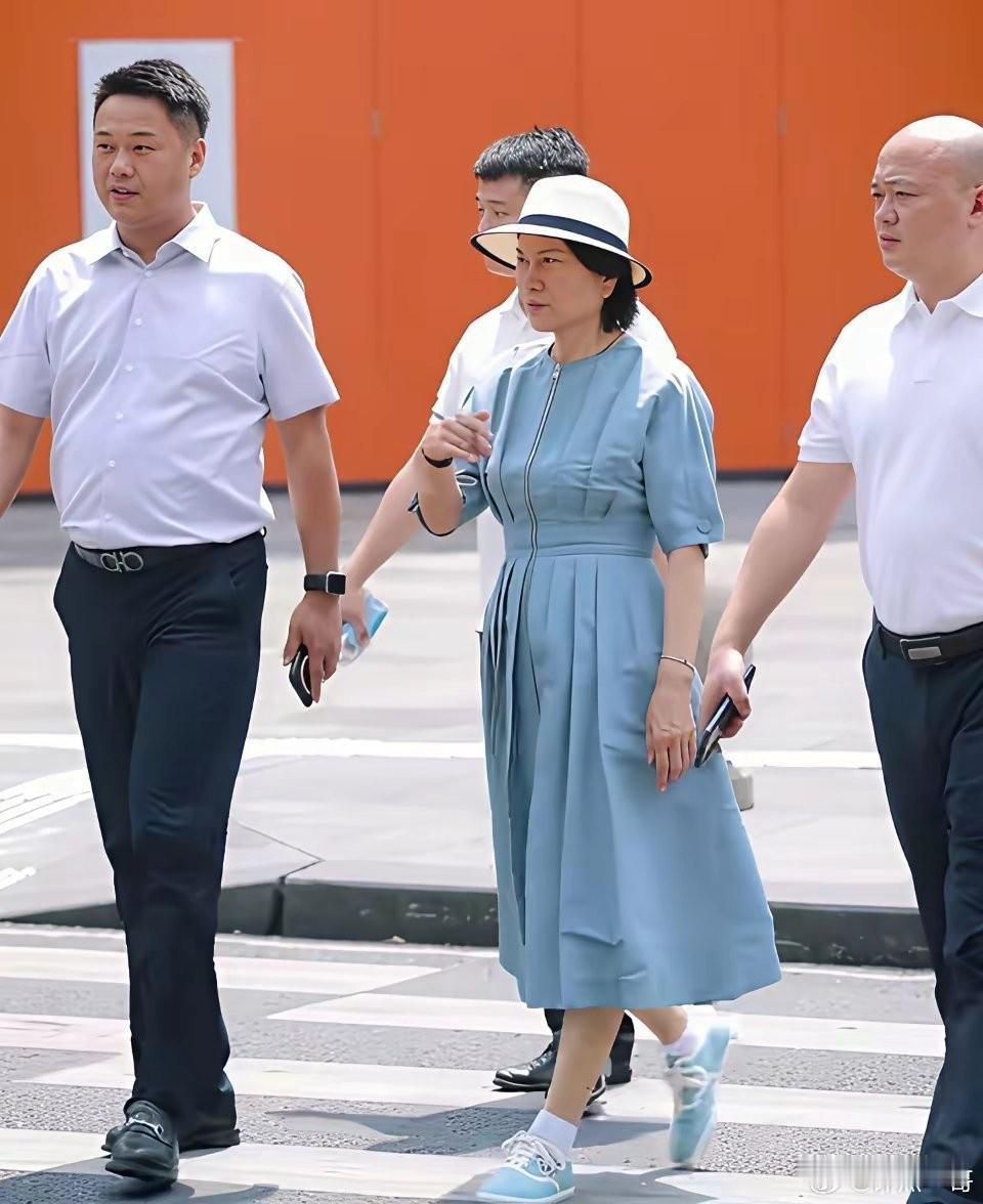 董漫步街头，一点也不像72岁的年龄，女人的事业才是最好的美容院。身体还挺好！值得