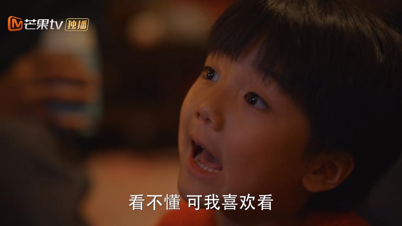 《小巷人家》太有喜感了！

剧中小巷子里有人家买了电视机，小栋哲每天都按时按点跑