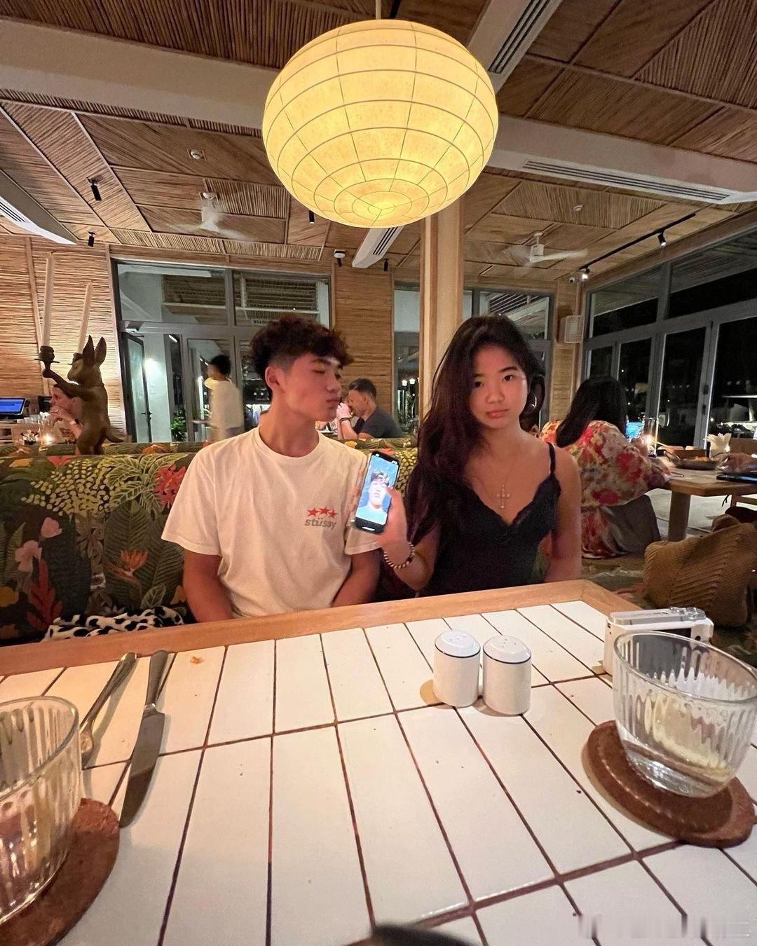 Grace与Joe合照，13岁的Grace穿搭好辣，兄妹俩都长得像爸爸曹格。 ​