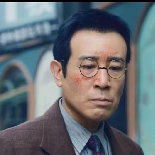 今晚和老爸看《沉默的荣耀》第二集，实在没看完就上楼了，太煎熬了。看着剧里烈士们为