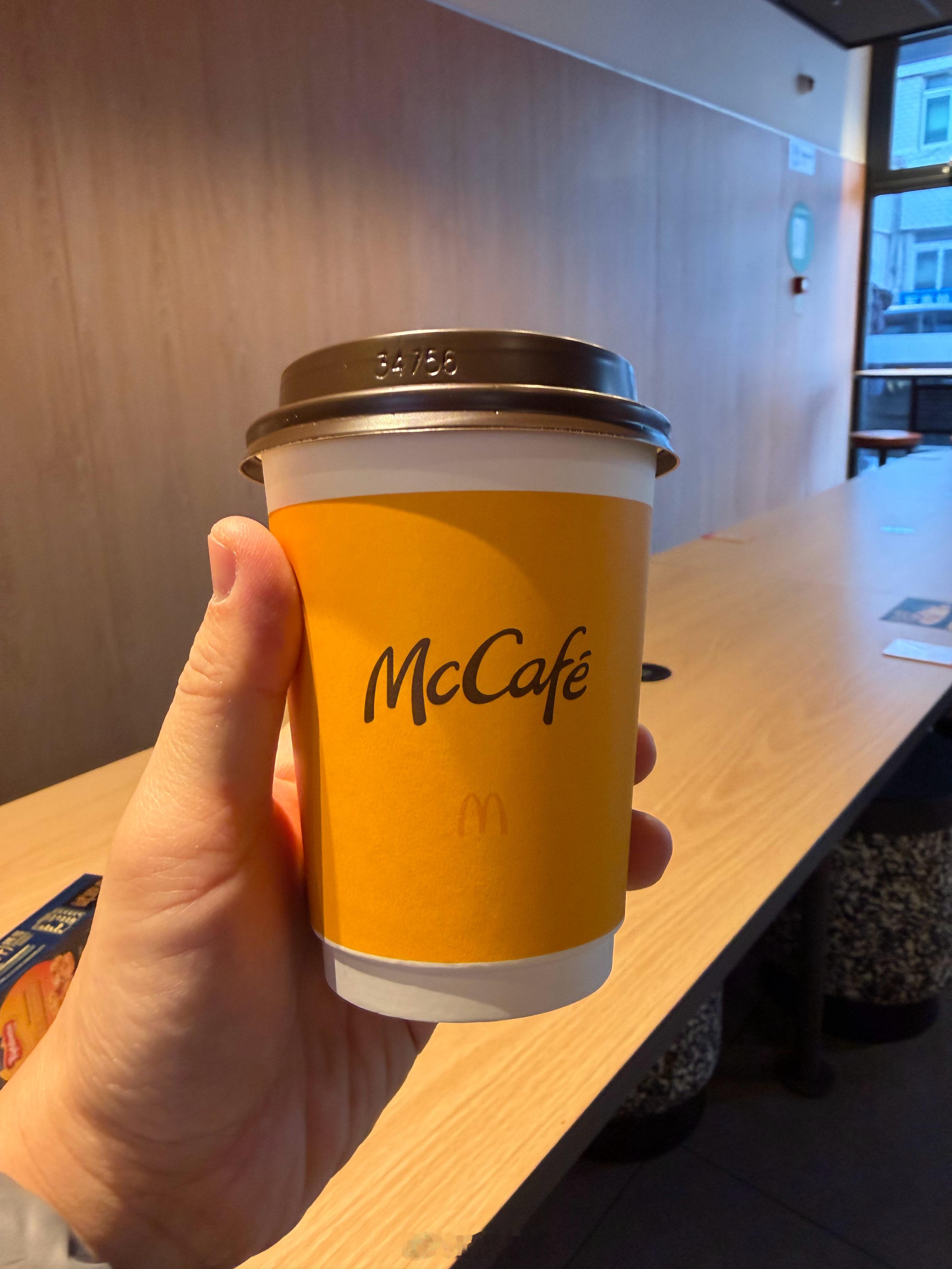 今天早餐尝试麦当劳新品：黄油曲奇风味芝士浓奶铁还送了一包曲奇🍪麦当劳 北京·麦