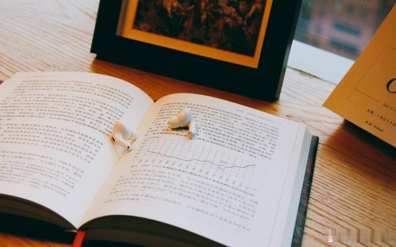 知書club 序言丨我们对“经济学”的理解出了问题。一方面，经济学教育培养的精英