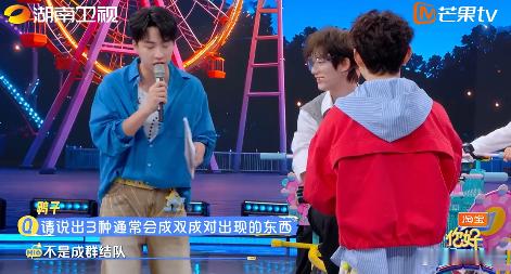 丁程鑫扔的回旋镖扎到自己了你好星期六 丁程鑫踩踏板踩得满头大汗，愣是没动一下，回