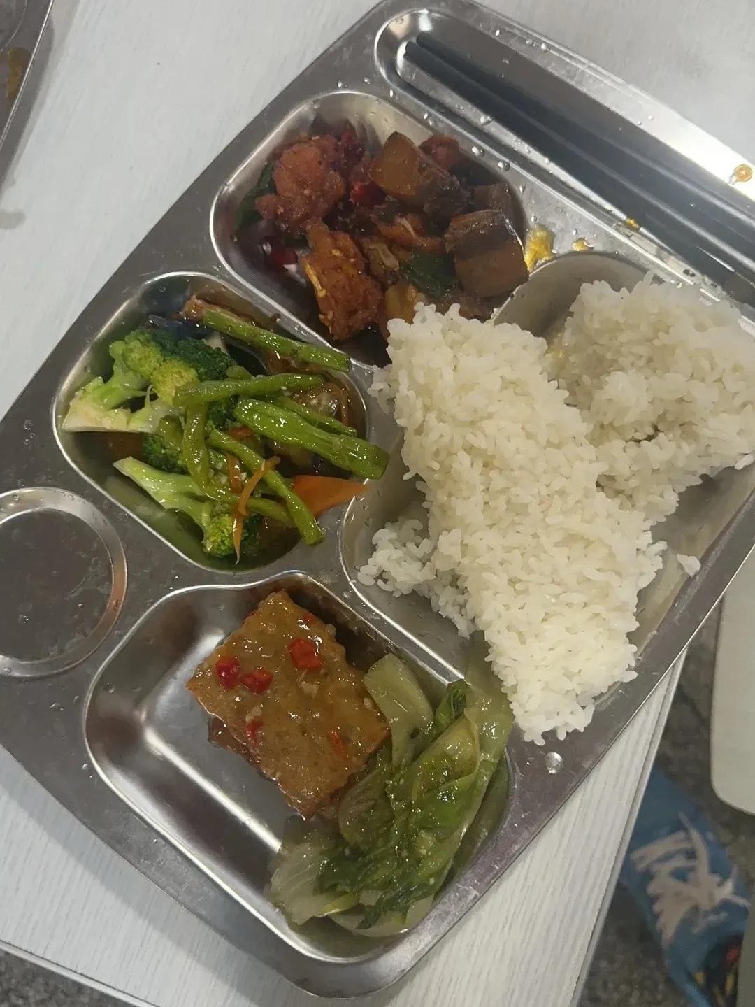 翻开读书时的照片，感慨万千！
图一：大学时吃的饭菜
图二：工作时的工作餐
真的是