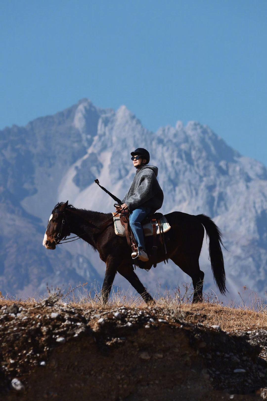 陈楚生复工骑马开启新年 快乐老友记 快乐老友有风季陈楚生也太适合骑马了吧！白马王