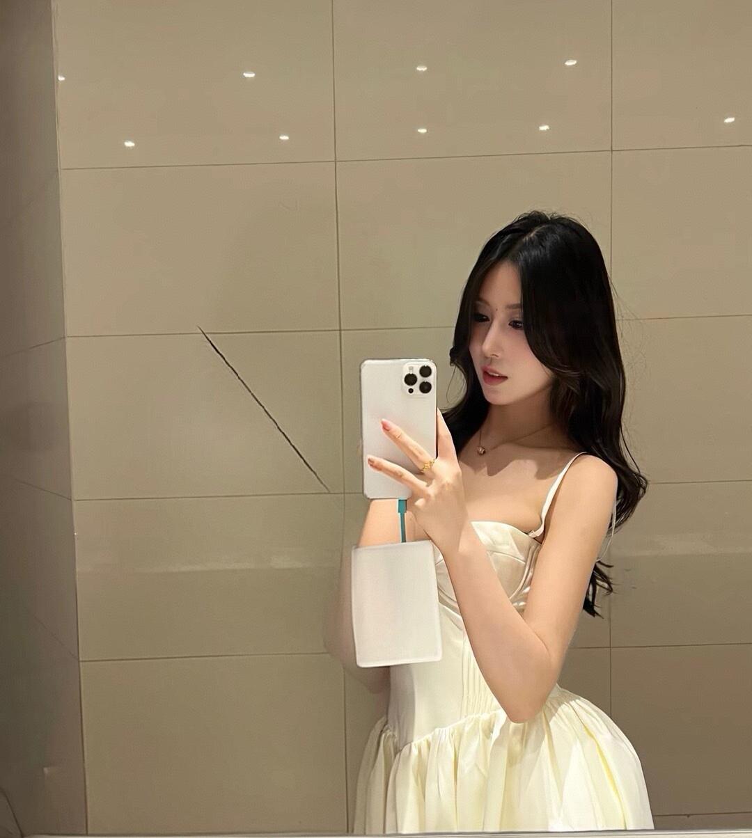 优雅自拍，镜中仙子，柔美连衣裙，手机自拍神器