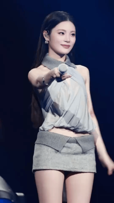 回响之地Music Park因姚晓棠「破晓」演唱会而沸腾。身着银钻装亮相的她，凭