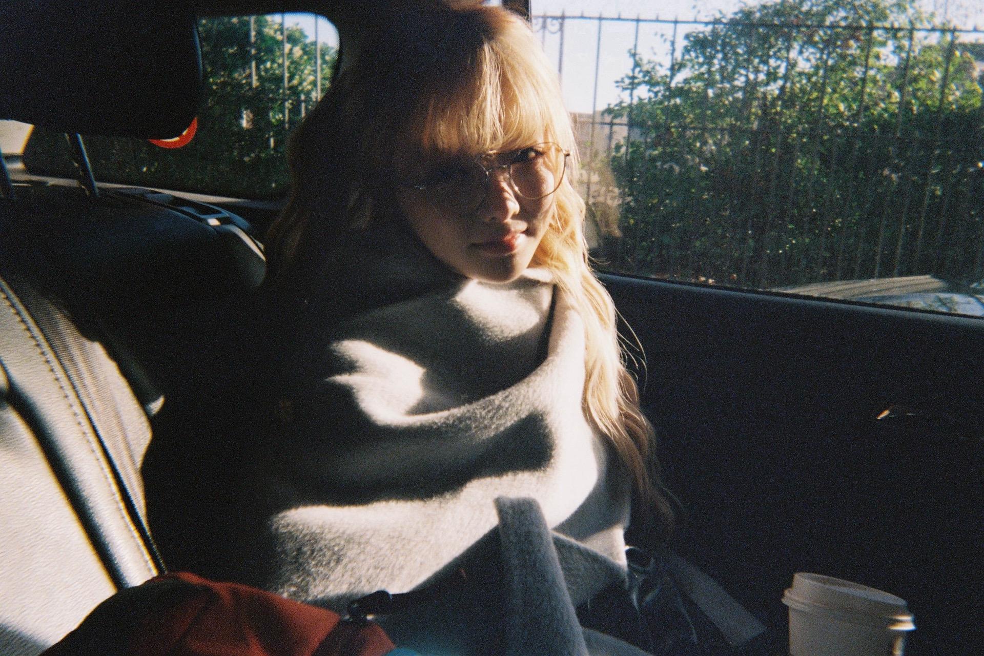 想念一个人的时候 越是记不清她的模样。