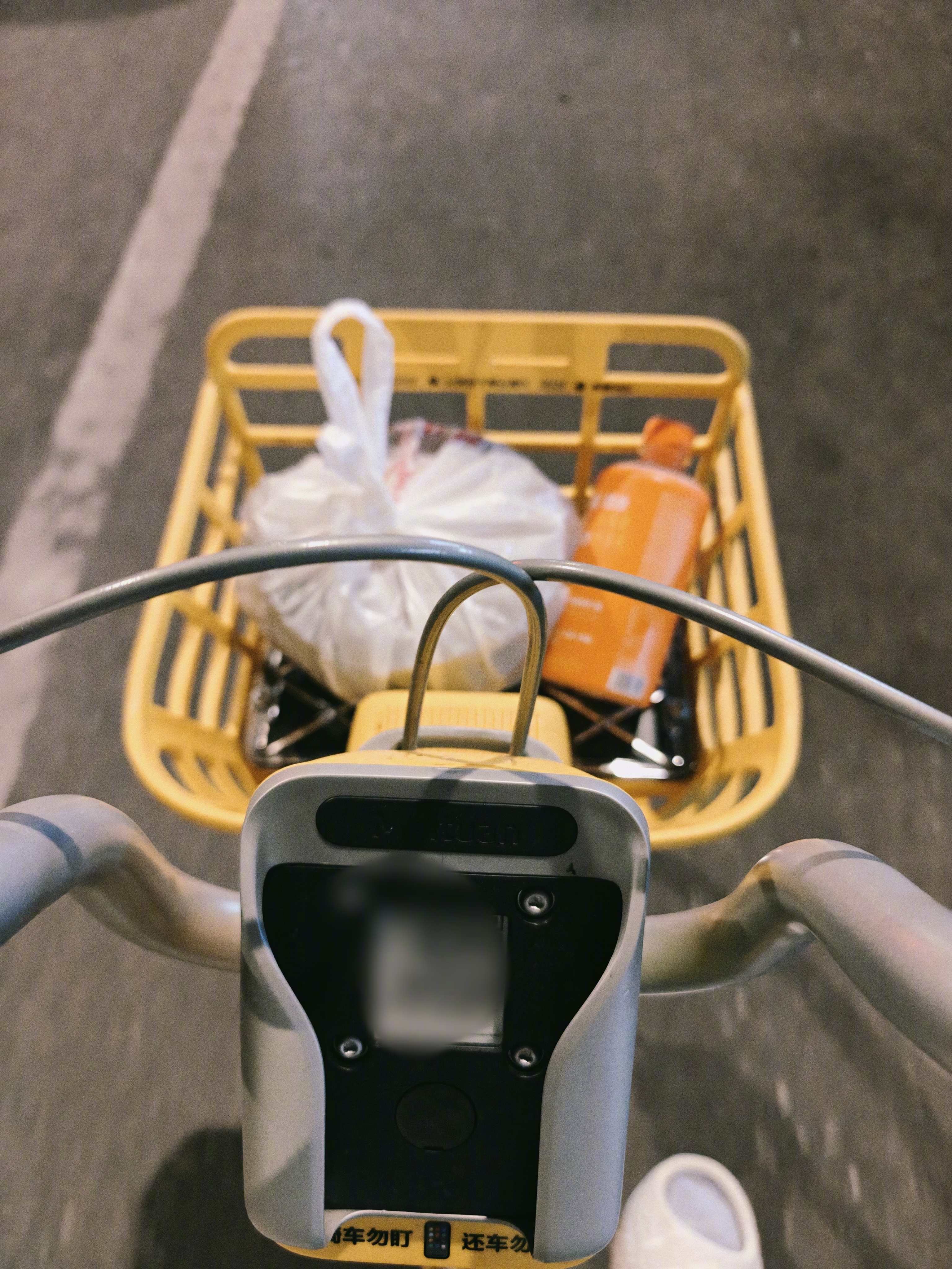 小黄车这个新出的减震车型不错，很好骑，还有手机支架，减震最直观的地方在车筐里放瓶