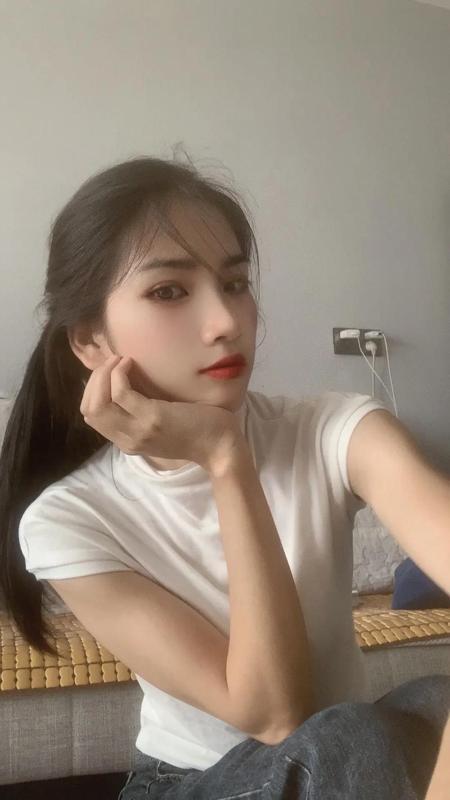现在的老师也真是不容易！
办公室里有个老教师，那脾气，啧啧啧，跟过山车似的，一会